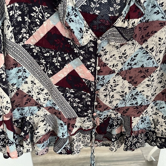 Jessica Simpson Bohemian Flutter Sleeve Blouse - Picture 3 of 8